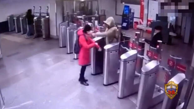 Хулиган пытался проскочить зайцем в метро и плеснул кипяток в лицо женщине