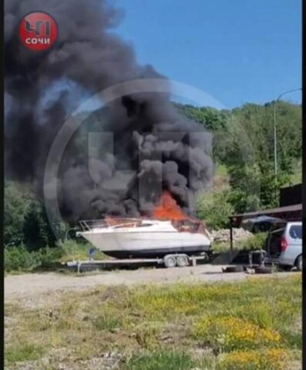 В Сочи при загадочных обстоятельствах сгорела прогулочная яхта