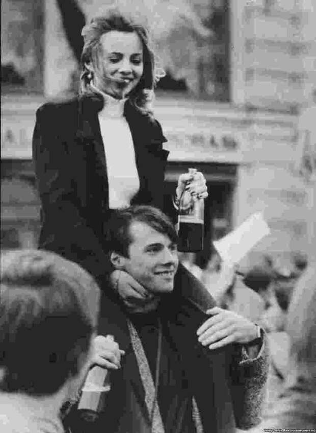 Молодые люди отмечают 850-летие Москвы, 1997 год. Гулянья продолжались целую неделю. 90-е, СССР, фото