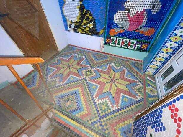 Житель Балхаша украсил подъезд мозаичными картинами из пластиковых крышек