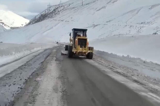 Дорогу через Верхний Ларс закрыли для всех типов транспорта из-за лавин