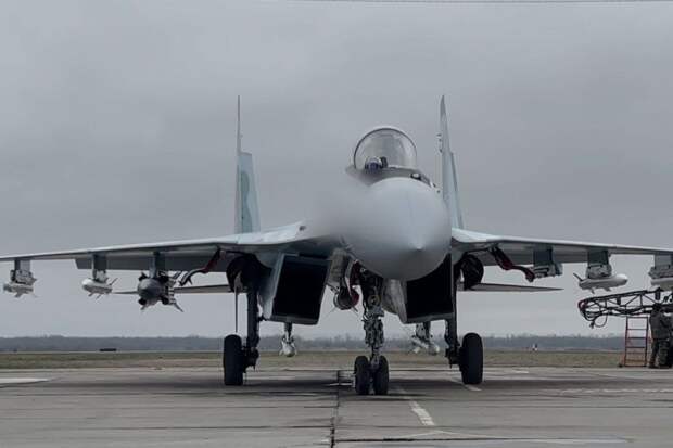 Появилось фото истребителя Су-35 в «режиме зверя»