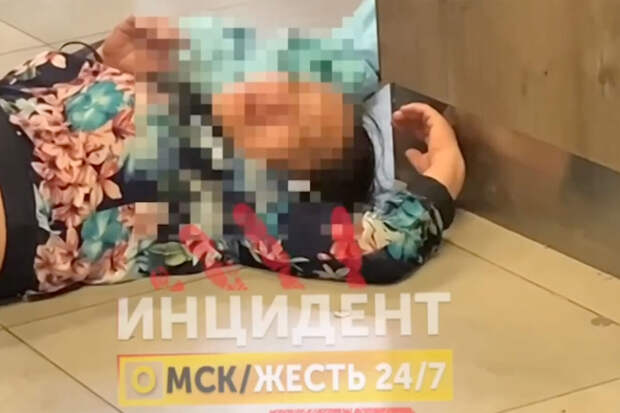 В торговом центре Омска пьяная женщина схватила за голову чужого ребенка
