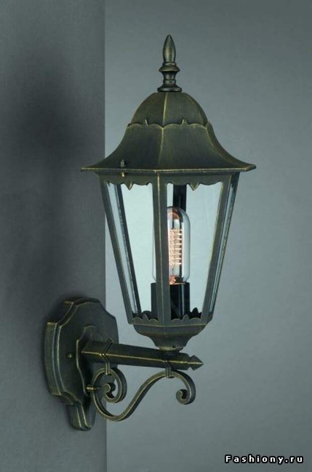 Простым уличным фонариком...