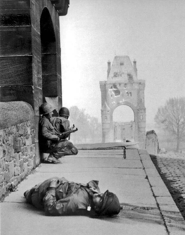 Американские солдаты на мосту Нибелунген через Рейн. 20 марта 1945 г. Великая отечественая война, архивные фотографии, вторая мировая война