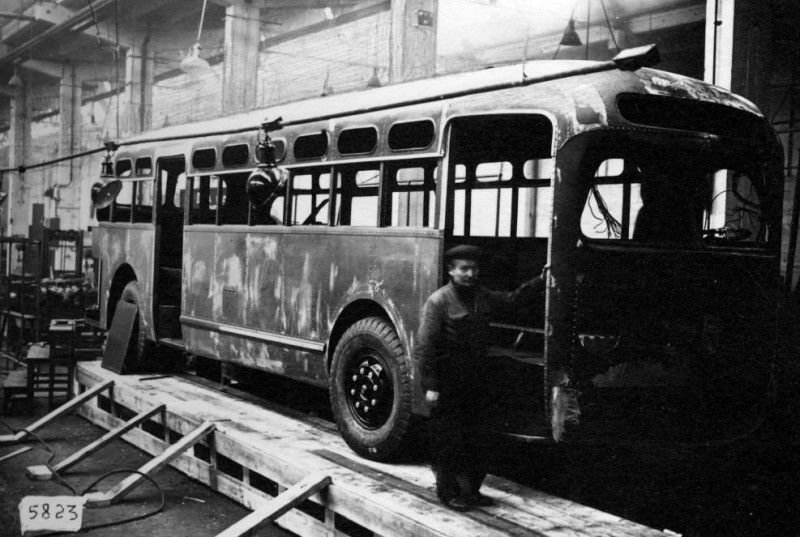 ЗИС-154 с электромеханической трансмиссией —  первый советский послевоенный автобус