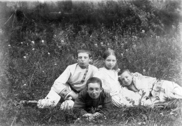 Борис Савинков (на переднем плане) с детьми Беневскими - Михаилом, Марией, Иваном (слева направо). 1895 год.
