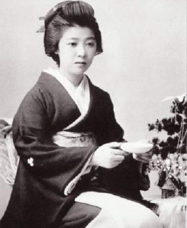 Eiryu (栄龍)  гейша района Шинбаши Токио периода Мэйдзи.