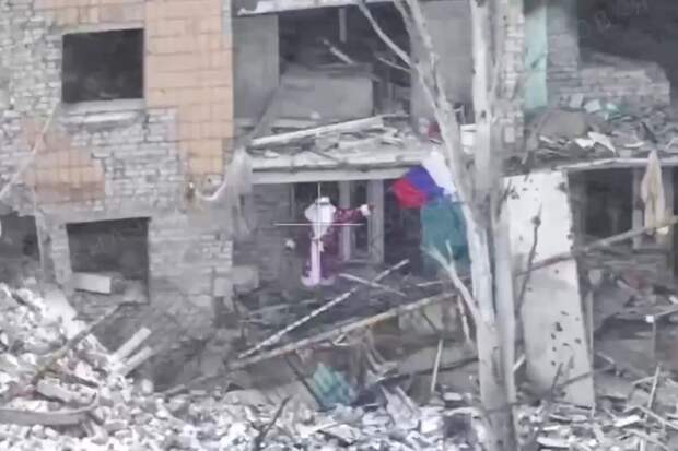 МО: военные подняли российский флаг в освобожденном городе Димитров в ДНР