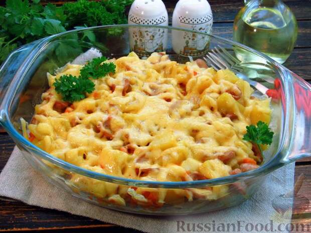 Фото к рецепту: Тушёная картошка с сосисками, запечённая с сыром