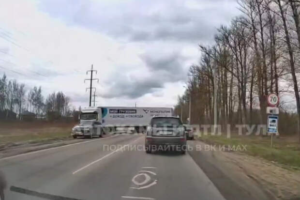 Фура заблокировала выезд из Тулы по Одоевскому шоссе