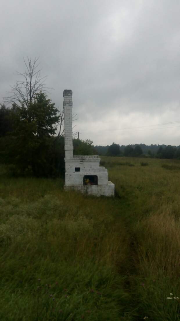 Памятник деревне, сожженной во время Великой Отечественной Войны. глубинка России, деревня