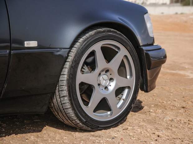 В этом универсале Mercedes-Benz E36 AMG семь посадочных мест