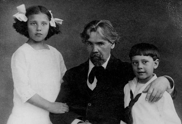 Василий Иванович Суриков с внуками - Наташей и Мишей Кончаловскими. Василий Иванович Суриков с внуками - Наташей и Мишей Кончаловскими.