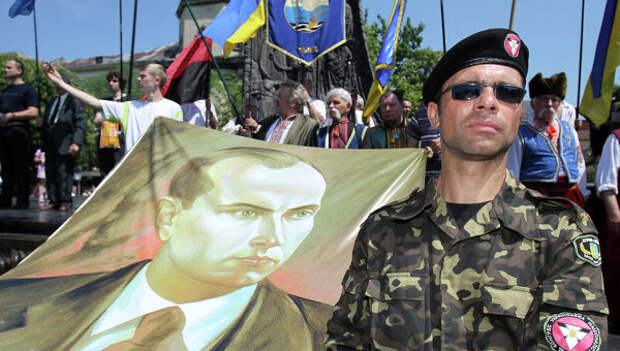 Представитель Конгресса украинских националистов с портретом Степана Бандеры. Архивное фото