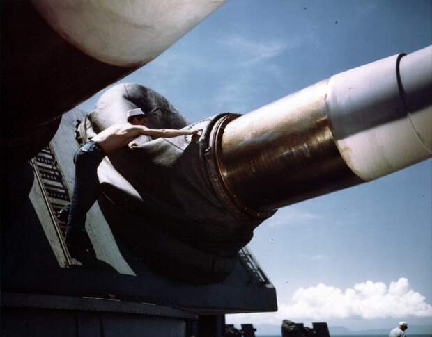 Матрос из состава экипажа американского линкора «Миссури» поправляет кожух на главном калибре. Август 1944 г. Великая отечественая война, архивные фотографии, вторая мировая война
