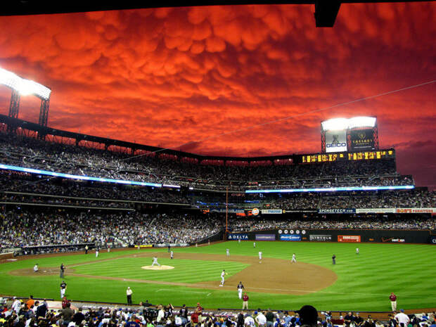 Дьявольские облака над стадионом Citi Field в Квинсе, Нью-Йорк. Фотограф - happybeau