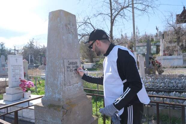 На трех астраханских кладбищах очищают историческую память от мусора
