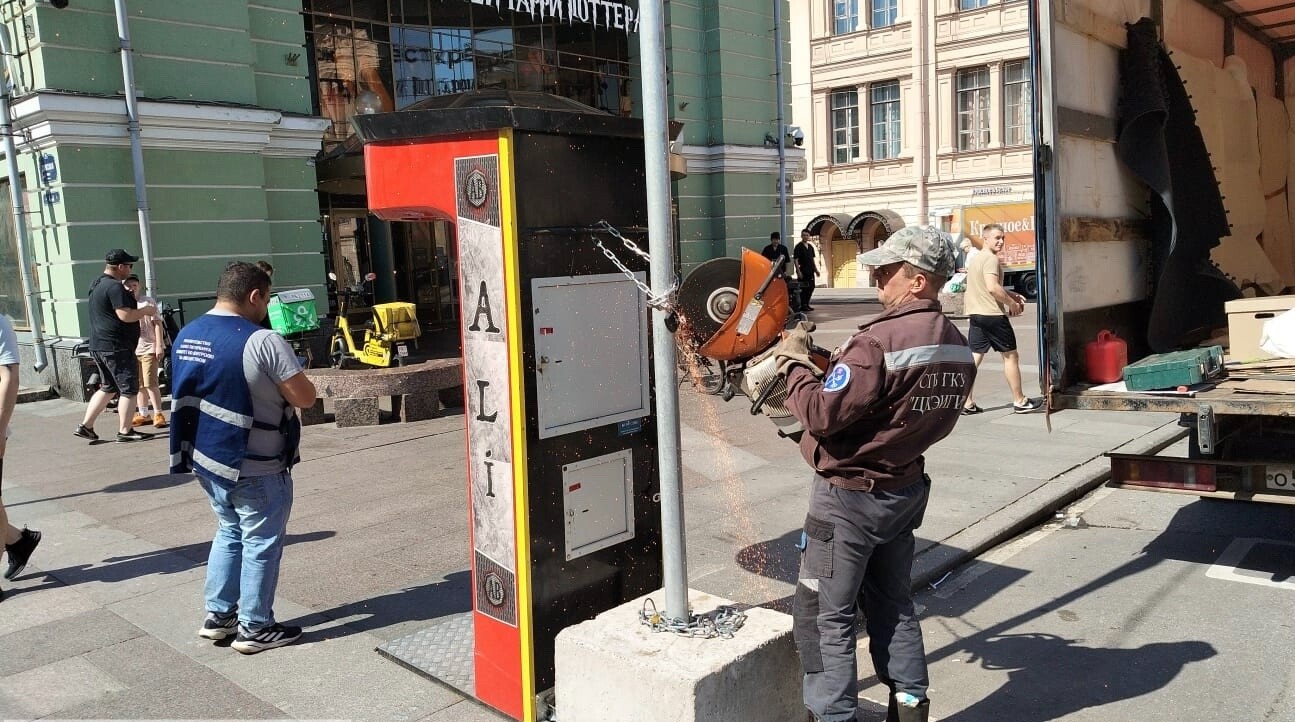 В Петербурге демонтировали десяток незаконных автоматов-силеметров