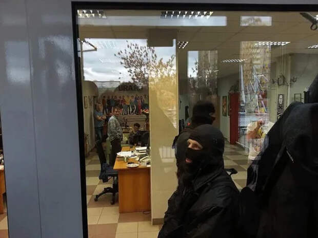 В офисе издания Ura.ru в Екатеринбурге проводят обыски