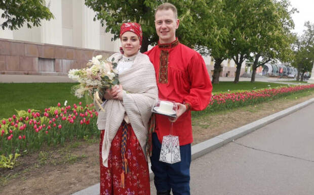 Новосибирцы сыграли свадьбу на фестивале на ВДНХ в Москве