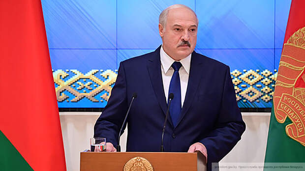 Завод «Гомсельмаш» подарил Лукашенко мини-комбайн