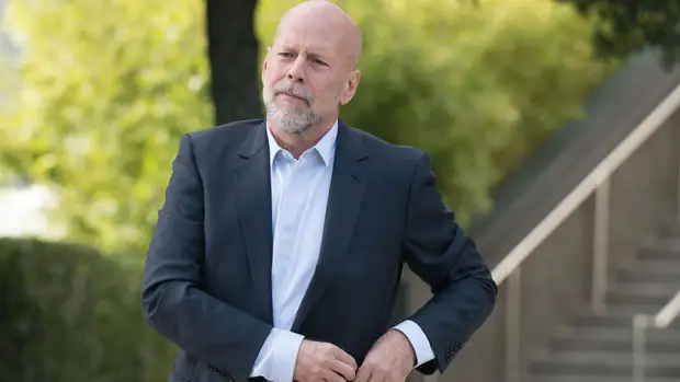 В сети обсуждают версию, что Брюс Уиллис завершает карьеру из-за деменции