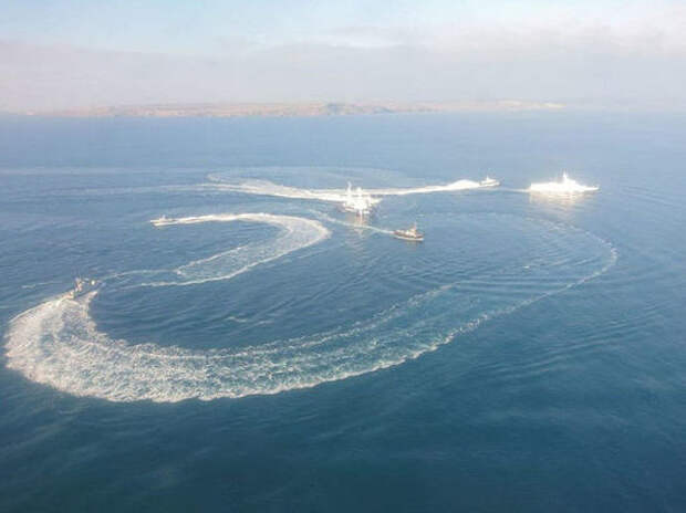 Украинский главком пообещал повторить проход своих кораблей через Керченский пролив