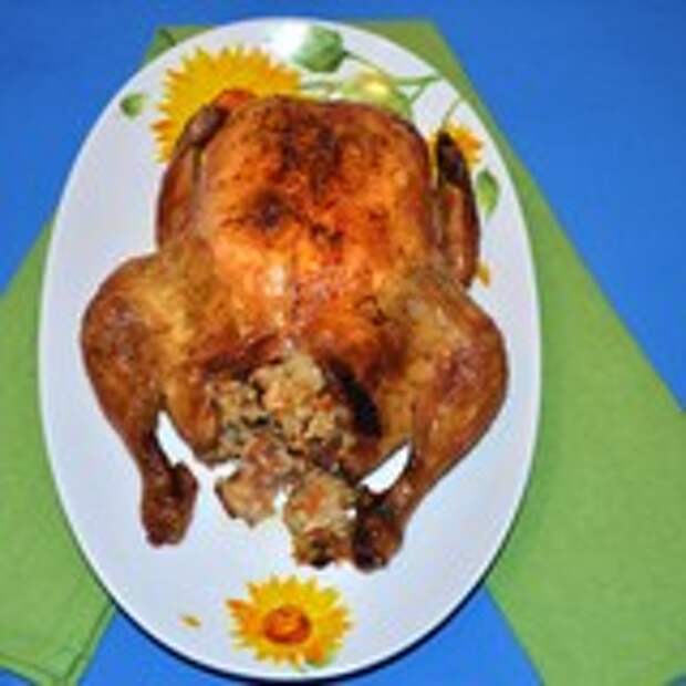Курица фаршированная грибами и рисом.