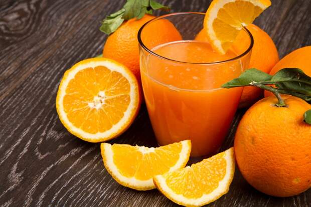 Свежий апельсиновый фреш, свежий сок из цитрусов на завтрак нельзя