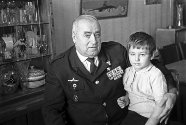 Вы не поверите, но он смог поразить одной торпедой несколько немецких кораблей