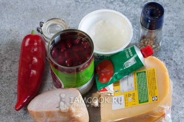 Ингредиенты для салата с фасолью, ветчиной и сыром