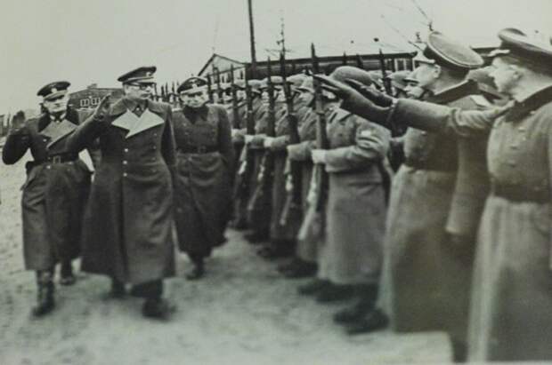 Генерал Андрей Власов вместе с немецкими офицерами принимает парад частей «РОА». Фотография из архивов ФСБ России.