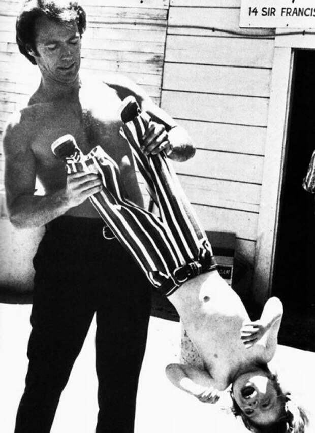 Клинт Иствуд с сыном Кайлом Иствудом на съемочной площадке Грязного Гарри. 1972 история, люди, мир, фото