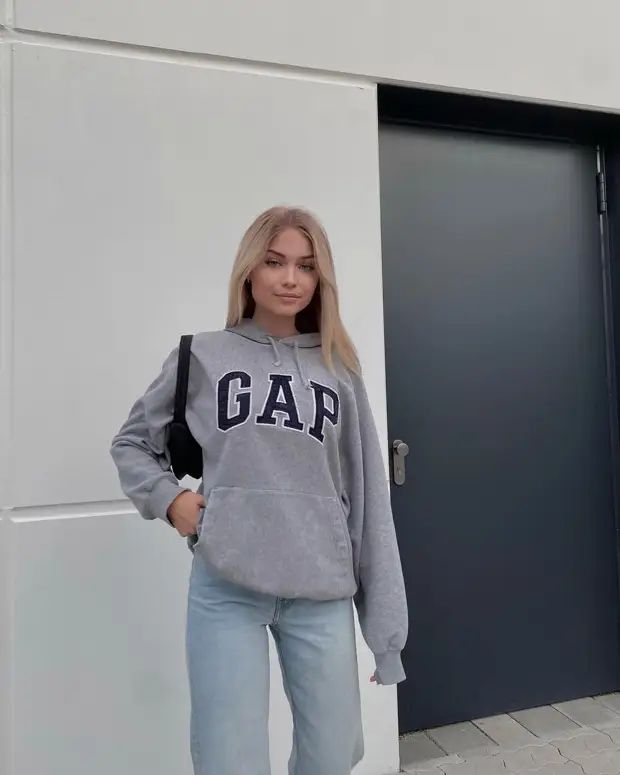 Как стильно носить толстовку с джинсами: 15 идей, которые так удобны в повседневной жизни