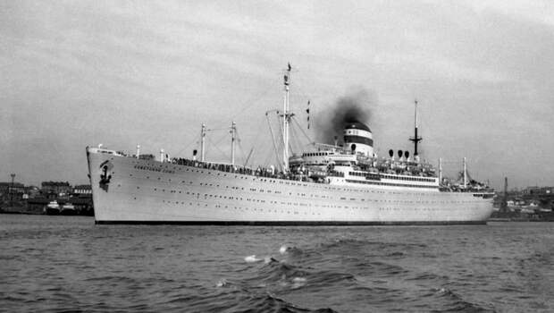 Пассажирский лайнер "Советский Союз"в бухте Золотой Рог, Владивосток, 1957 год