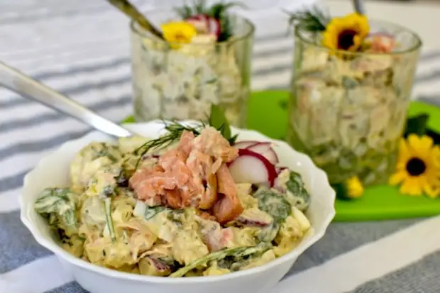 Салат с лососем, картошкой и черносливом Салат с лососем, картошкой и черносливом