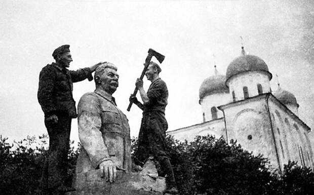 Мейерхольд писал доносы, Тухачевский готовил поражение Красной Армии, а Бабель спал с женой Ежова,а виноват Сталин.......