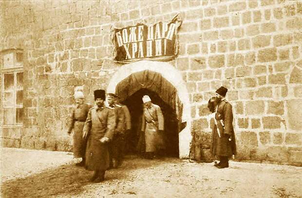 Государь Николай II обходит помещения гарнизона крепости Карс. 1914 г.