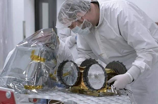 Луноход «Ирис» во время сборки. Credit: Astrobotic Technology/Carnegie Mellon University.