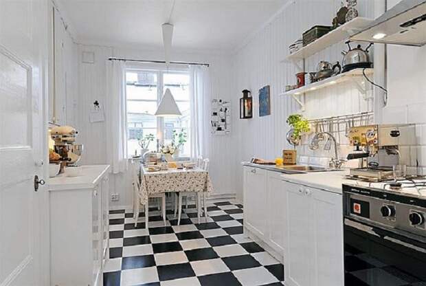Оригинальная черно-белая плитка на полу кухни станет просто хорошим и перспективным решением для декора комнаты.