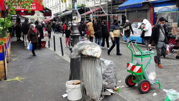 Свалка мусора: парижане жалуются на грязный город