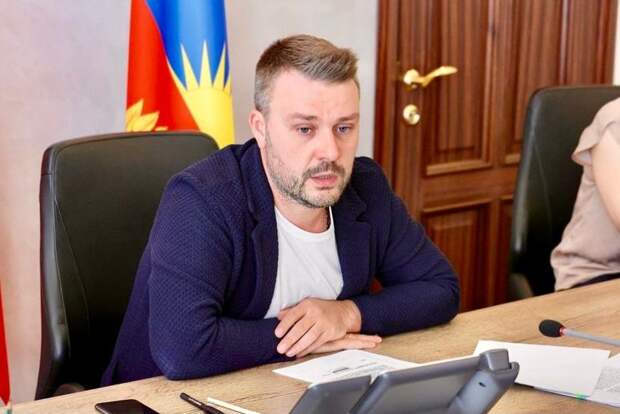 Юровский парк под крылом Воробьева: казнокрадство и девушки в красном Юровский парк под крылом Воробьева: казнокрадство и девушки в красном