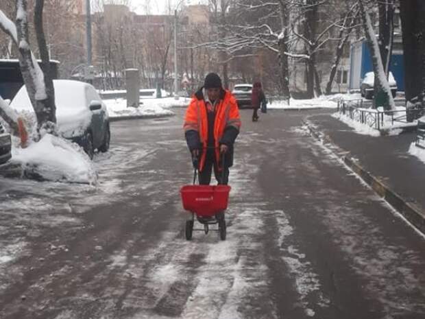 Обработка противогололедной крошкой.png