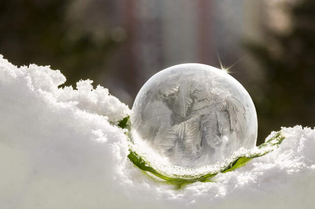 Мыльные пузыри на морозе покрываются красивым узором