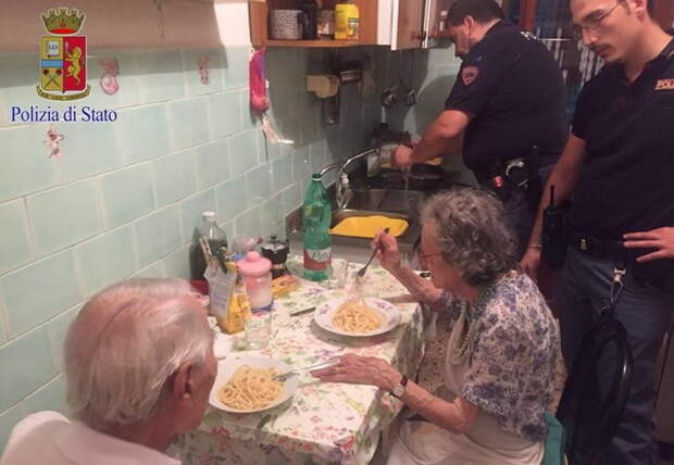 Будьте добрее: итальянские полицейские приготовили ужин для пожилой семьи