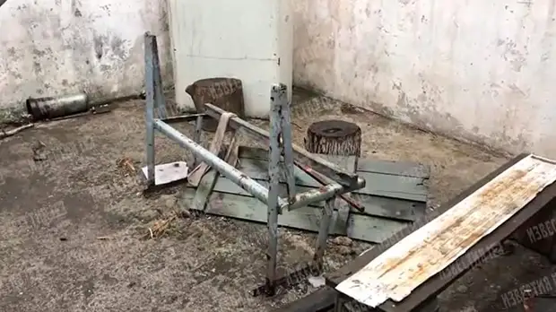 Корреспондент «Известий» показал оборудованный под место для пыток аэропорт Мариуполя