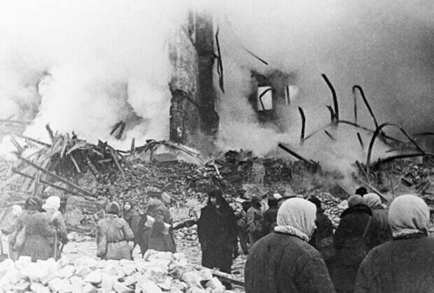 Фото: РИА Новости Разрушенный артобстрелом жилой дом в дни блокады Ленинграда.