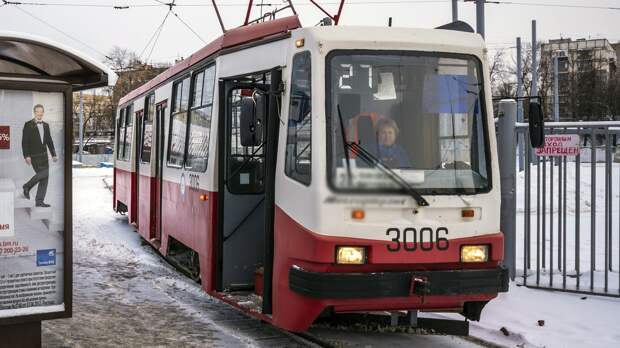 Две легковушки устроили ДТП на трамвайных путях в Петербурге