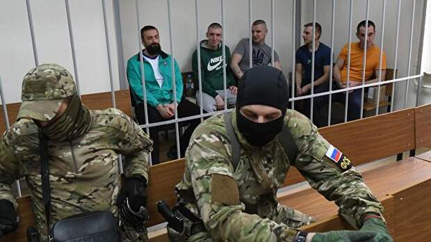 Задержанные украинские моряки на заседании Лефортовского суда города Москвы